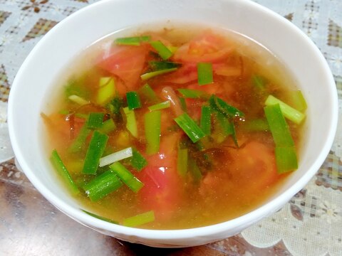 トマトともずく酢でサンラータン（酸辣湯）風スープ